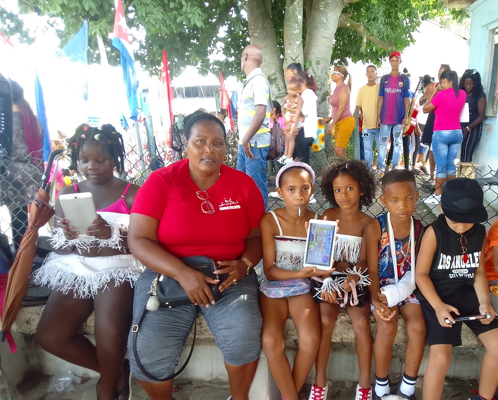 Fig. 1. Compartiendo sonrisas en un verano feliz - #RevistaTino Fig. 1. Compartiendo sonrisas en un verano feliz - #RevistaTino